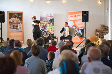 foto Tudi malo glasbeno in iskrivo